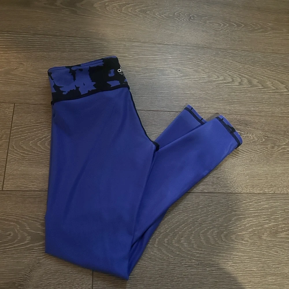 ALO Yoga Leggings in Blue and Black